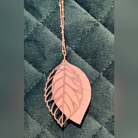 NWT Francesca’s Elegant Rose Gold Leaf Pendant Necklace! - Picture 2 of 2